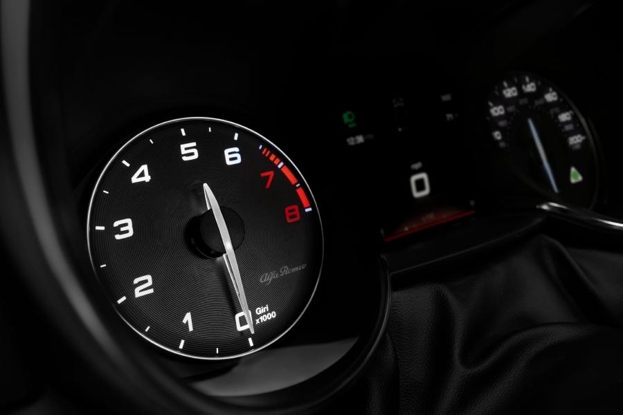 Панель приборов Alfa Romeo Giulia Quadrifoglio (952) 2016 года  (NA) (фото 56 из 86)